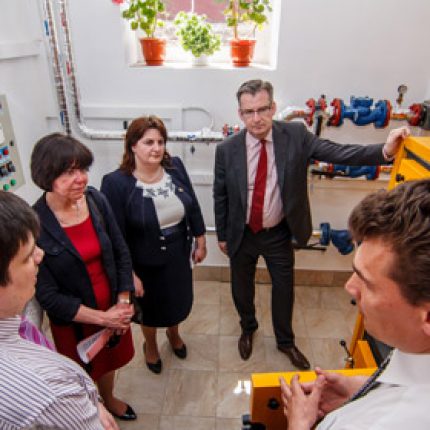 Şcoala şi grădiniţa din Ţareuca şi-au instalat sistem de încălzire pe biomasă, alternativ celui pe gaz